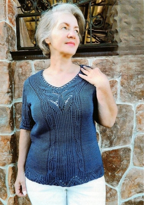 Синяя футболка спицами