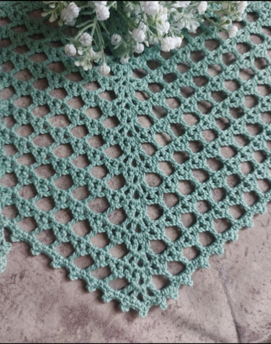 Мятная косынка узором &laquo;сетка&raquo; &mdash; лёгкость, которая чувствуется в каждом узелке