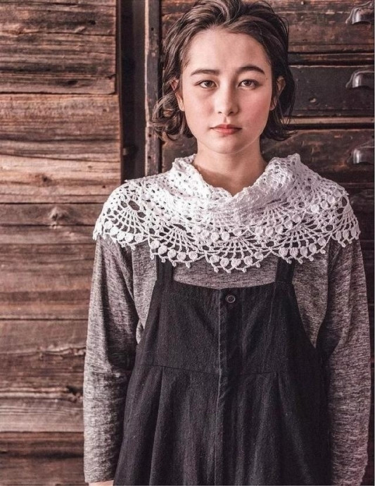 Белый ажурный палантин &mdash; нежность, которую можно носить