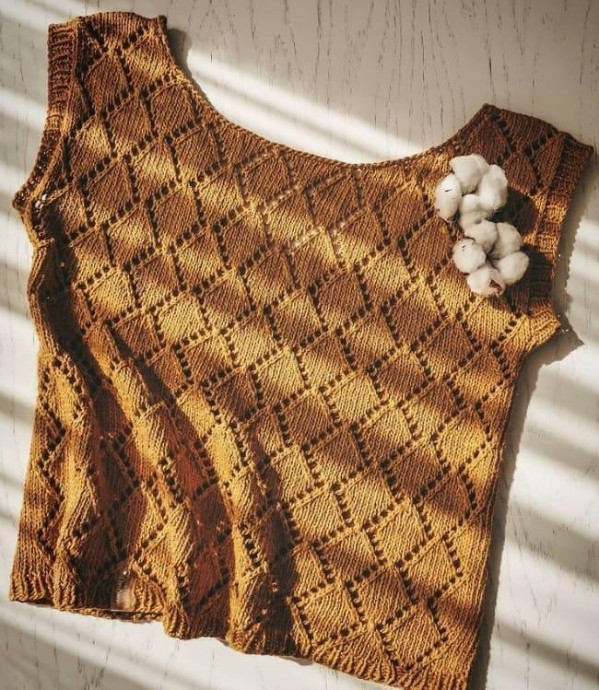 Короткий топ ажурным рисунком спицами