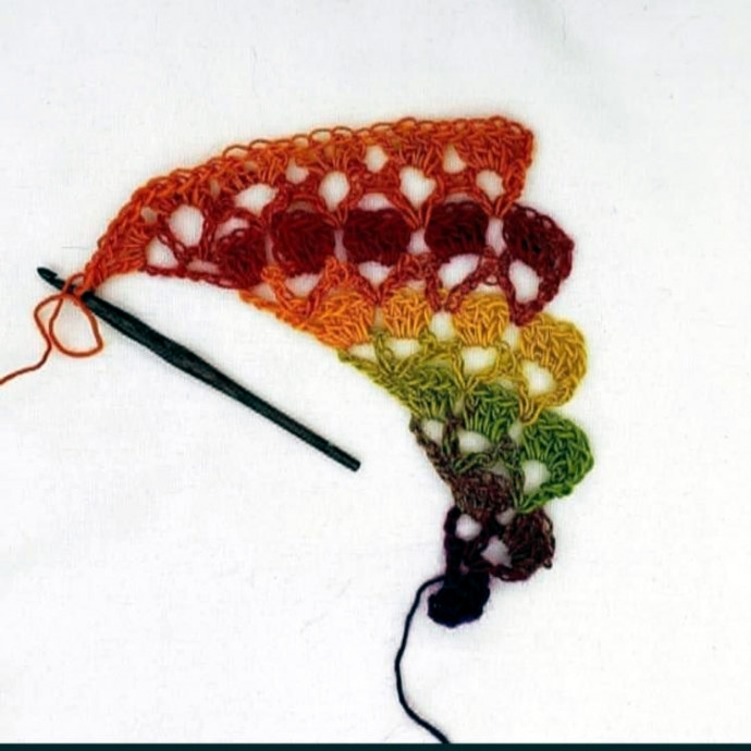 Цветной бактус, связанный крючком от угла —стильный аксессуар