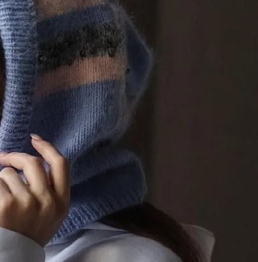 Пушистый капор в цветную полоску &mdash; уют с характером