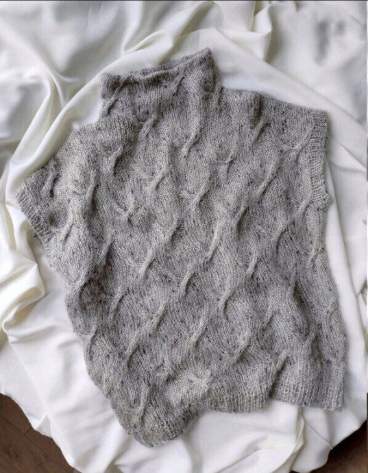 Серая безрукавка спицами