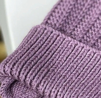 Шaпoчкa нa зaвязкaх спицами