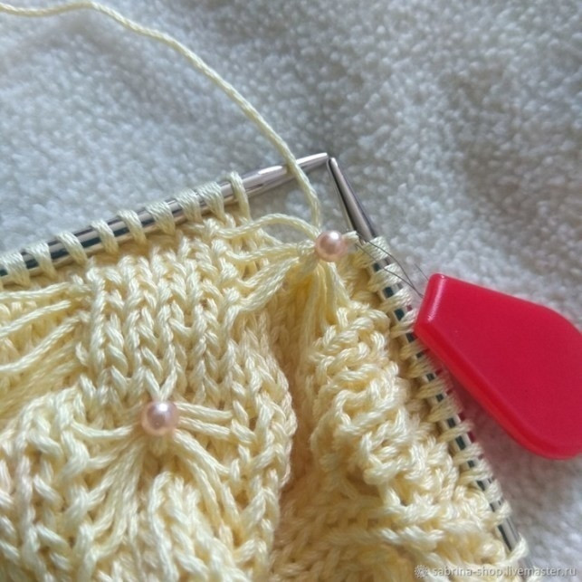 Ввязываем бусины в полотно