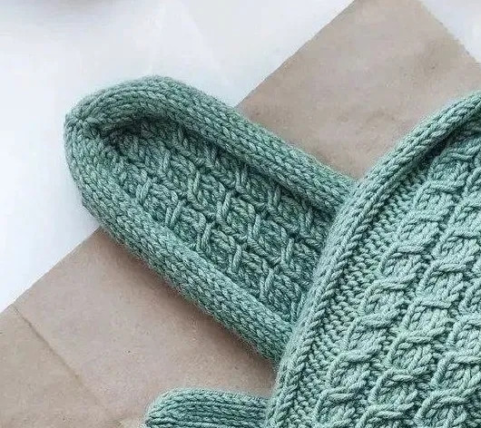 Варежки мятного цвета, вяжем спицами