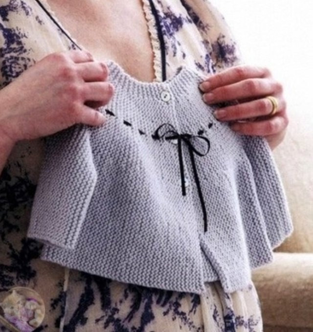 Сиреневый жакетик для малыша, связанный поперечным способом &mdash; нежность в каждой детали