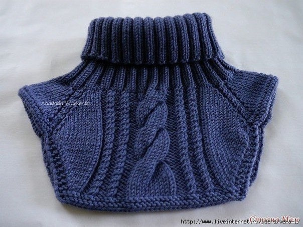 Комплект из детской шапки и манишки спицами