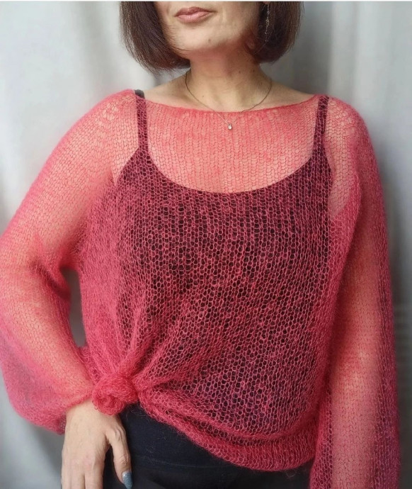 Красный джемпер-паутинка &mdash; смелость и лёгкость в одном образе