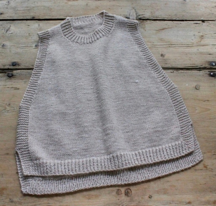 Свободная безрукавка спицами с разрезами