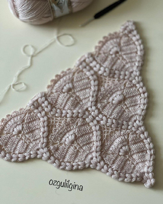 Пудровая ажурная шаль, связанная крючком