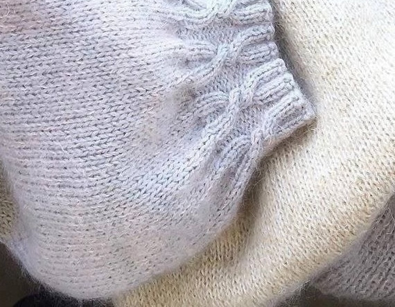 Пушистый свитер спицами