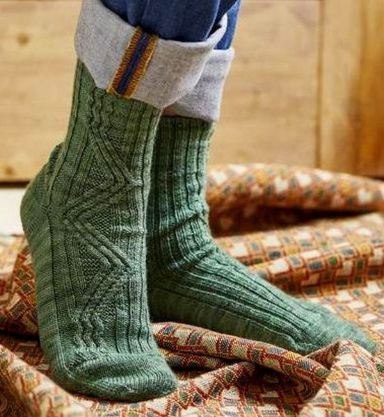Вязаные носки спицами с зигзагообразным рисунком