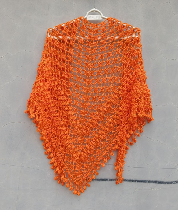 Лёгкая летняя шаль оранжевого цвета, связанная крючком