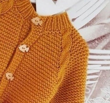 Гоpчичный жакeт cо жгутами на малыша