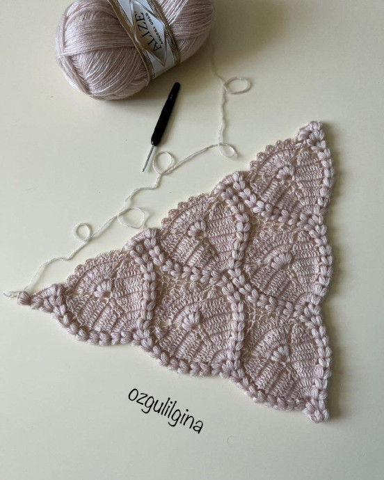 Пудровая ажурная шаль, связанная крючком