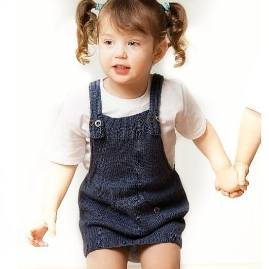 Детский сарафан спицами &mdash; уютная классика для малышей