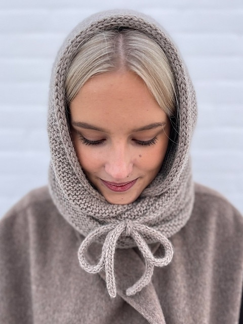 Капор капюшон вяжется спицами сверху вниз