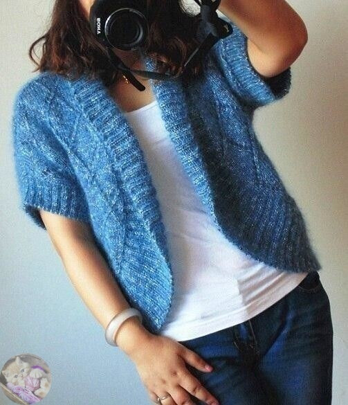 Голубой женский жакет, связанный спицами — нежность и стиль в одном образе