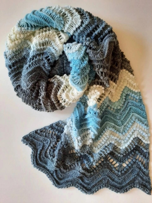 Палантин в голубо-бело-серых тонах &mdash; спокойствие и утончённость в каждой петле