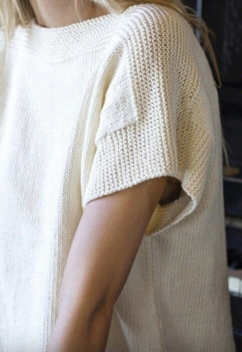 Белый летний топ спицами