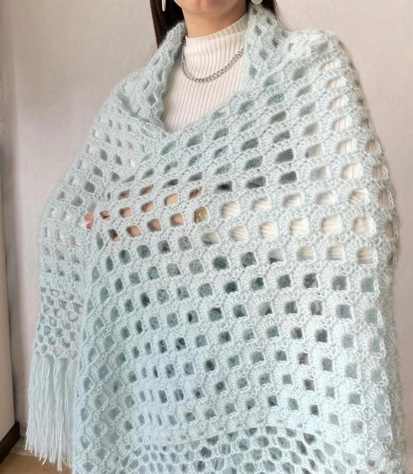 Нежно голубая шаль крючком