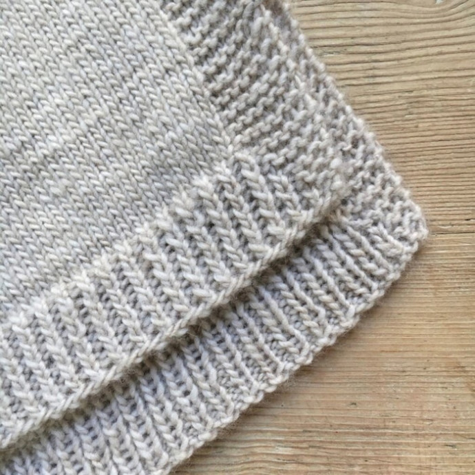 Свободная безрукавка спицами с разрезами