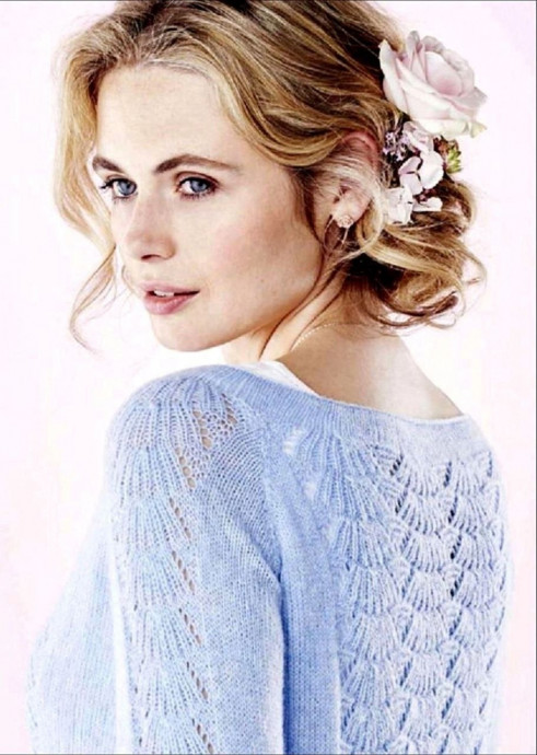 Голубой пуловер спицами