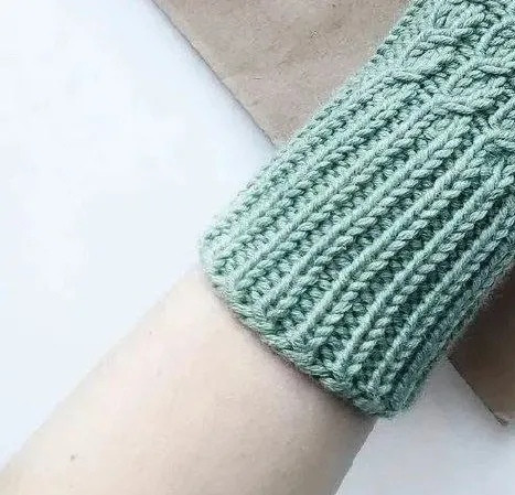 Варежки мятного цвета, вяжем спицами.