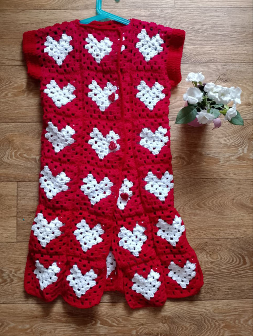 Кардиган из сердечек для маленькой принцессы: красно-белая нежность крючком