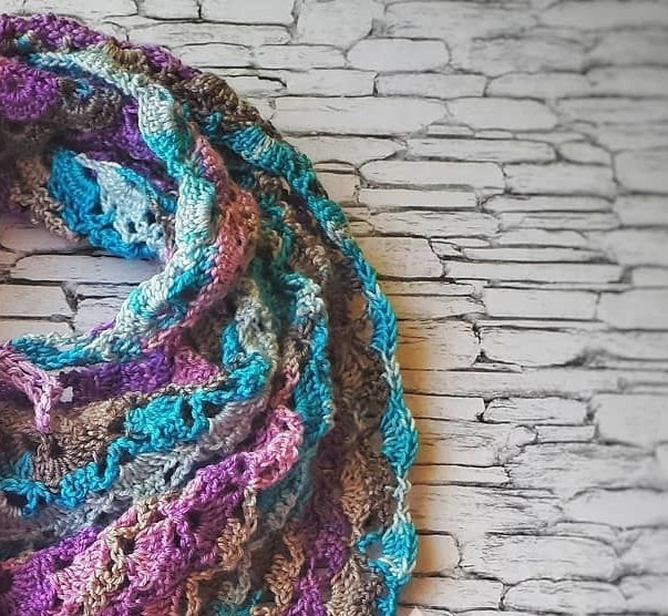 Бактус из меланжевой пряжи крючком &mdash; уют с характером