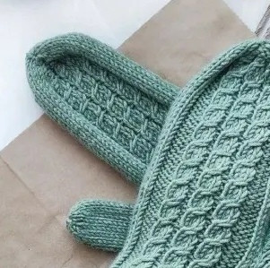 Варежки мятного цвета, вяжем спицами.