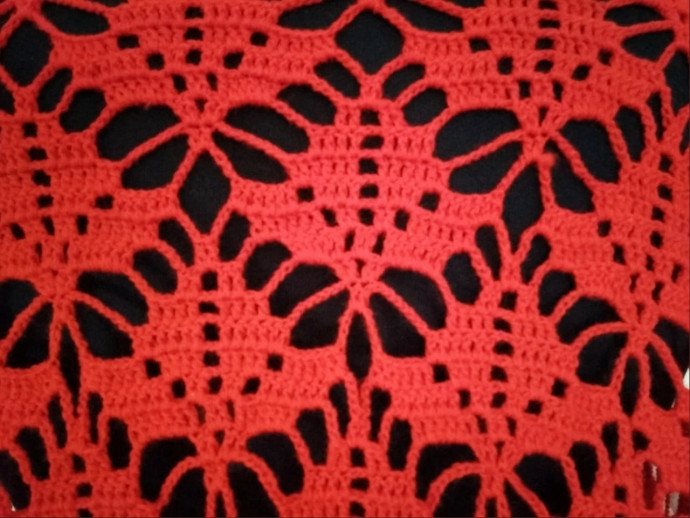 Красная шаль в технике филейного вязания