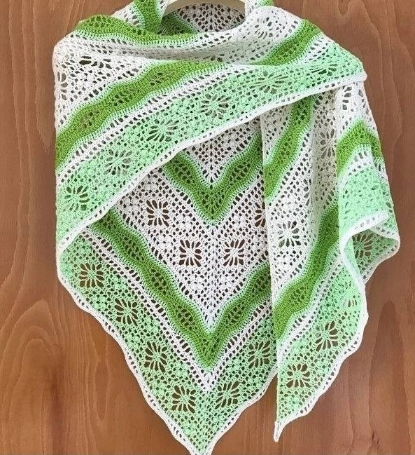 Бело-зелёная шаль, связанная крючком &mdash; свежесть, лёгкость и настроение весны