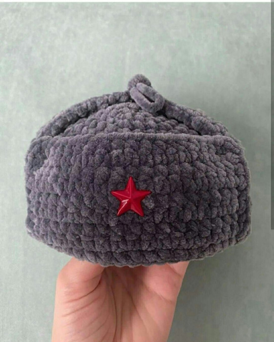 Серая шапка-ушанка из плюшевой пряжи &mdash; уют и стиль в одном аксессуаре