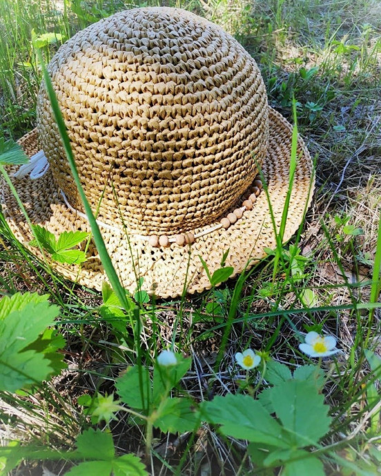 Шляпка из рафии