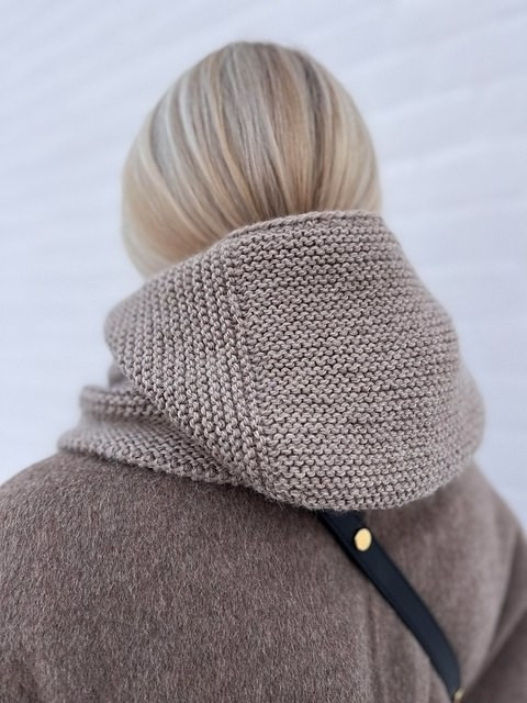 Капор капюшон вяжется спицами сверху вниз