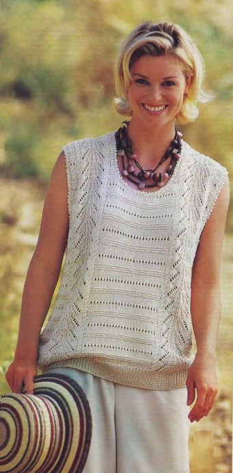 Женский светлый топ, связанный спицами: базовая вещь с характером