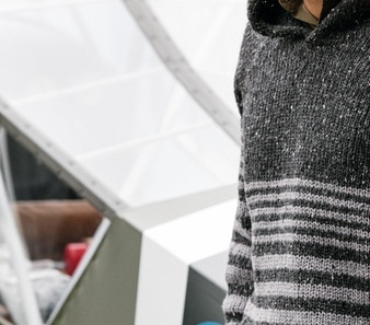 Мужской пуловер с капюшоном