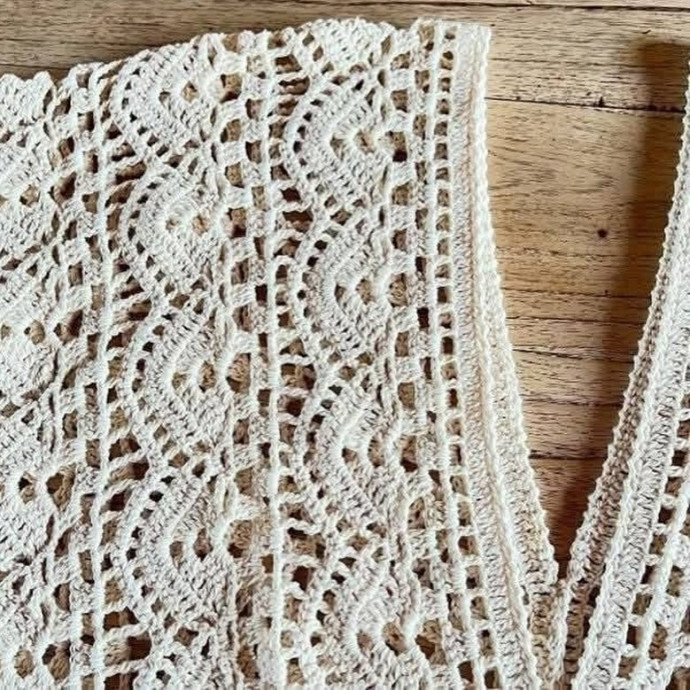 Бежевый летний топ крючком &mdash; нежность в простоте