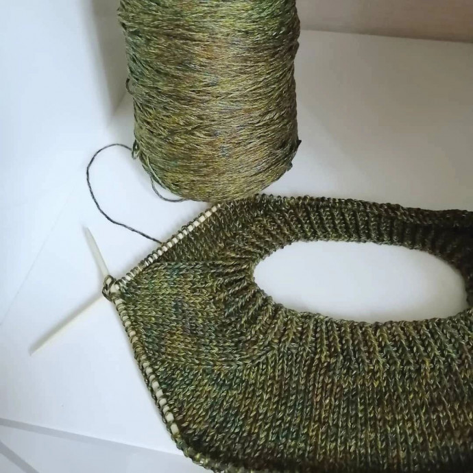 Зеленая футболка спицами