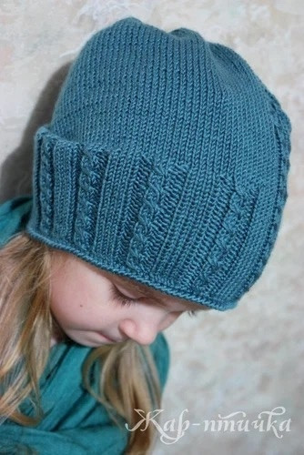 Очаровательная шапочка спицами