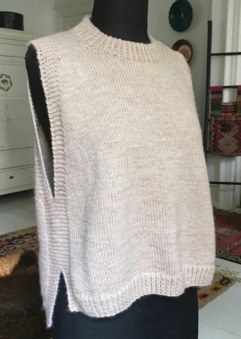 Свободная безрукавка спицами с разрезами