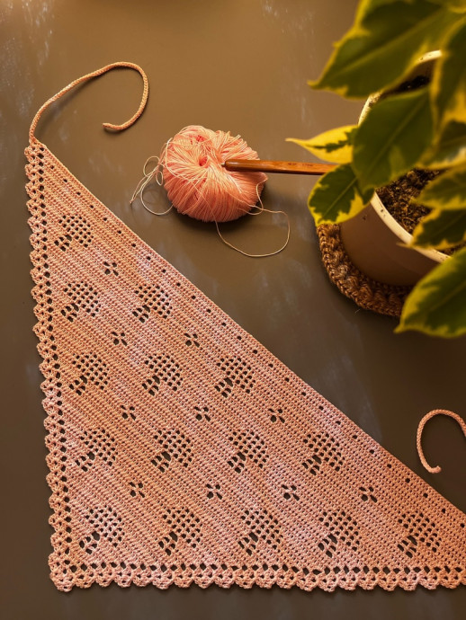 Летняя вязаная косынка с узором &laquo;грибочки&raquo;: лесная магия в каждом стежке