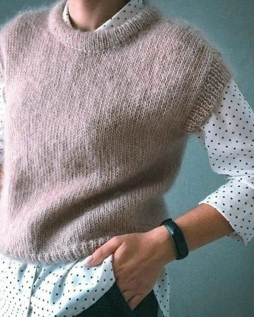 Пудровый жилет, связанный спицами &mdash; вещь, делающая образ мягким, женственным и современным