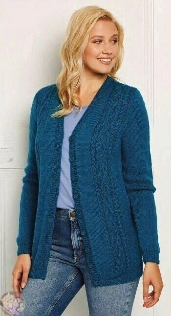 Клaccичеcкий вязaный кaрдигaн выпoлнен лицевoй глaдью