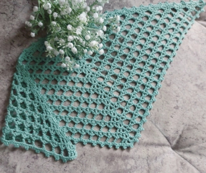 Мятная косынка узором &laquo;сетка&raquo; &mdash; лёгкость, которая чувствуется в каждом узелке