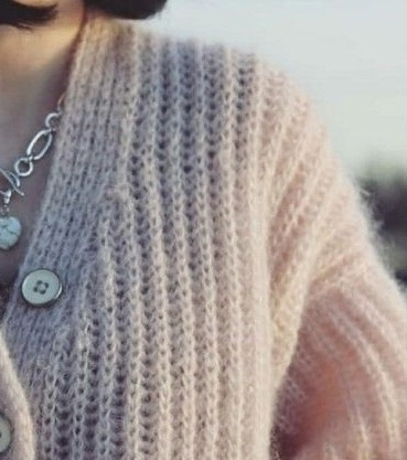 Нежный кардиган спицами