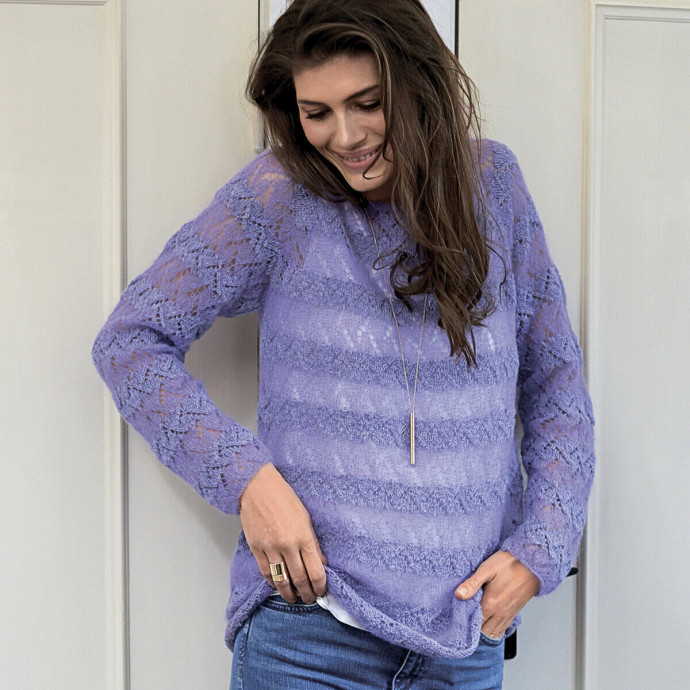 Нежный джемпер спицами из двух видов пряжи