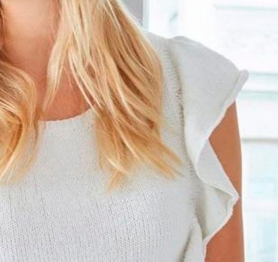 Белоснежный топ с вертикальными волнами спицами